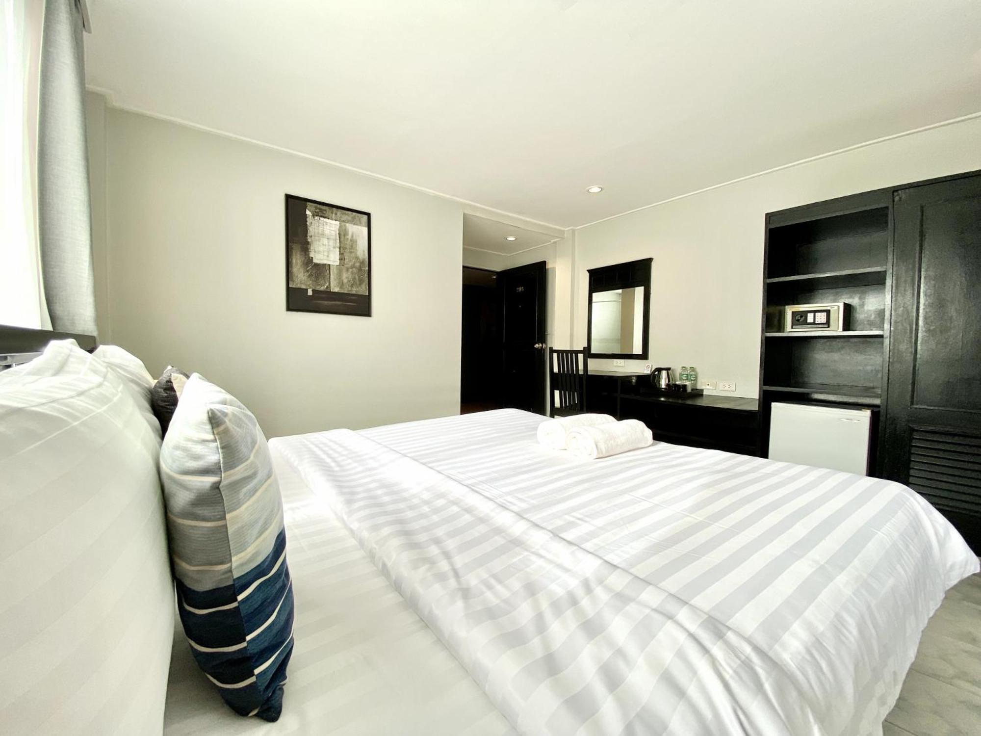 Beachwalk Minotel Patong Exterior photo